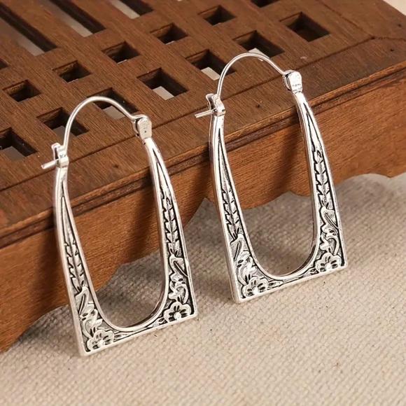 Ondine Branch Bud Bloom Floral Vine Embossed Arched Window Rectangle Garden Hoop - Picture 2 of 15